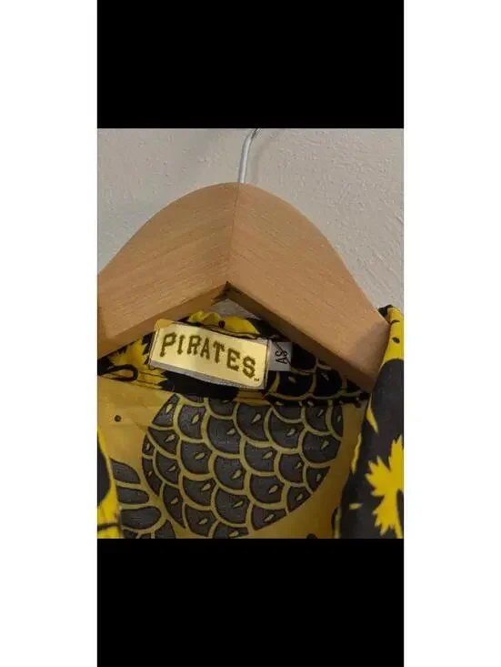 Pittsburgh Pirates Baseball Hawaiian Button Shirt Size Small - Picture 2 of 5